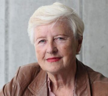 Prof. Anna Hogenová Svet hlúpne. Ľudia nerozlišujú podstatné od nepodstatného. Cesta von Existuje na tému s názvom Svět hloupne dokonca pripravila aj knihu.