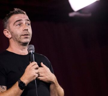 Michael Szatmary Najlepšie to je so ženami po päťdesiatke! Život stand up herca počas pandémie. Čo je to stand up počas pandémie